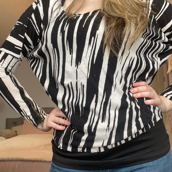 Small Love21 zebra print shirt. - Picture 4 of 4